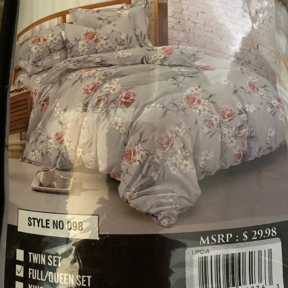 Full/Queen Flower comforter and sheet set